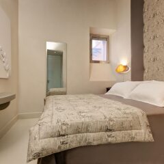 Отель Domus Domitia Luxury House сейф в номере