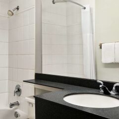 Отель Days Inn - Vancouver Downtown Канада, Ванкувер - отзывы, цены и фото номеров - забронировать отель Days Inn - Vancouver Downtown онлайн ванная фото 2