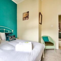 Отель Light 2-bed West End Apt Overlooking Kelvingrove Museum Глазго комната для гостей фото 2