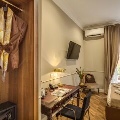Tree Charme Spagna Boutique Hotel сейф в номере