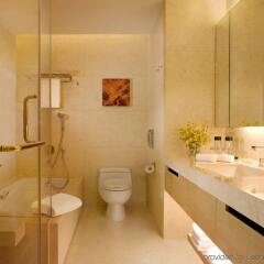 Отель Crowne Plaza Hong Kong Causeway Bay, an IHG Hotel Китай, Гонконг - отзывы, цены и фото номеров - забронировать отель Crowne Plaza Hong Kong Causeway Bay, an IHG Hotel онлайн ванная фото 2