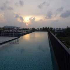 Отель The Deck Condominium бассейн