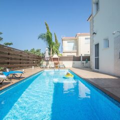 Отель Alakati Villa бассейн
