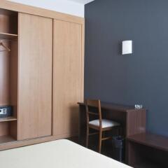 Отель Hostal T4 сейф в номере