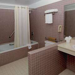 Отель Metro Plaza Hotel США, Лос-Анджелес - отзывы, цены и фото номеров - забронировать отель Metro Plaza Hotel онлайн ванная фото 2