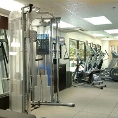DoubleTree by Hilton Hotel Alana - Waikiki Beach фитнесс-зал фото 4