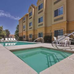 Отель La Quinta Inn & Suites Tulare бассейн