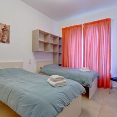 Отель Stunning Seafront Lux Apt wt Pool, Upmarket Area Мальта, Слима - отзывы, цены и фото номеров - забронировать отель Stunning Seafront Lux Apt wt Pool, Upmarket Area онлайн комната для гостей