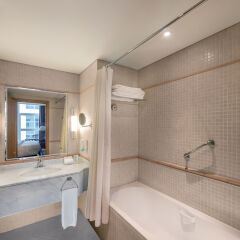 Отель Beach Rotana All Suites ванная
