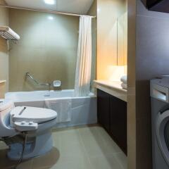 Отель Lohas Residences Sukhumvit Бангкок ванная фото 2