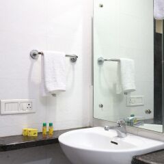 Отель FabHotel Aksh Palace Golf Course Road ванная фото 2