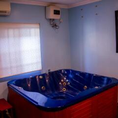 Отель Precinct Comfort Services, Yaba спа