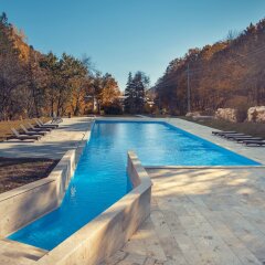 Отель Apricot Aghveran Resort бассейн