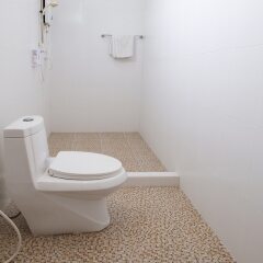 Zen Rooms Rama 3 - Hostel Бангкок ванная