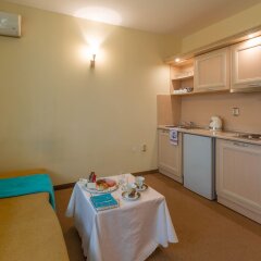 Апартаменты Apartment with Kitchenette in Avalon Complex в номере