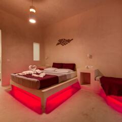 Отель The Muse Of Santorini - Jacuzzi Suites Греция, Остров Санторини - отзывы, цены и фото номеров - забронировать отель The Muse Of Santorini - Jacuzzi Suites онлайн комната для гостей фото 3