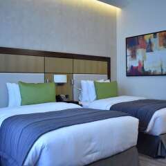 Отель Golden Tulip Al Thanyah комната для гостей