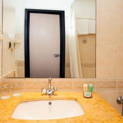 Отель Atlas Almohades Casablanca City Center Марокко, Касабланка - 2 отзыва об отеле, цены и фото номеров - забронировать отель Atlas Almohades Casablanca City Center онлайн ванная