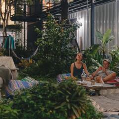 The Yard Hostel детские мероприятия фото 2
