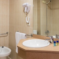 Отель H·TOP Royal Beach Испания, Льорет-де-Мар - 3 отзыва об отеле, цены и фото номеров - забронировать отель H·TOP Royal Beach онлайн ванная
