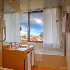 Отель Holiday Inn Lisbon ванная