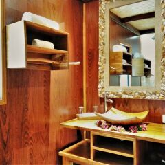 Отель Hôtel La Pirogue Api сейф в номере