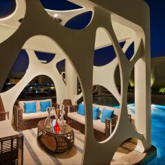V Hotel Dubai, Curio Collection by Hilton бассейн