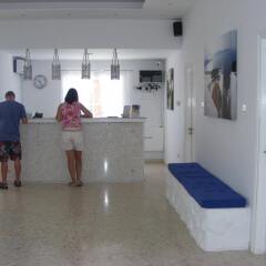 Отель Flokkas Hotel Apartments Кипр, Протарас - отзывы, цены и фото номеров - забронировать отель Flokkas Hotel Apartments онлайн интерьер отеля