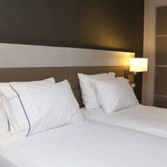 AC Hotel Colón Valencia by Marriott сейф в номере