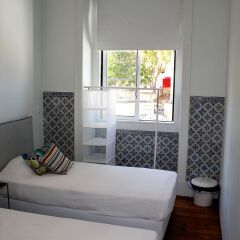 Back To Lisbon Hostel Лиссабон комната для гостей
