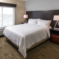 Отель Staybridge Suites Saskatoon - University комната для гостей фото 2