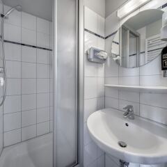 Отель a&o Dresden Hauptbahnhof Германия, Дрезден - 8 отзывов об отеле, цены и фото номеров - забронировать отель a&o Dresden Hauptbahnhof онлайн ванная