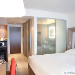 Отель Novotel Waterloo Лондон сейф в номере