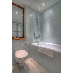 Отель Modern, Spacious 1BR Central Manchester Flat for 4 ванная