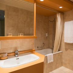 Отель Sagitta Swiss Quality Hotel Швейцария, Женева - отзывы, цены и фото номеров - забронировать отель Sagitta Swiss Quality Hotel онлайн ванная