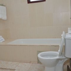 Hotel International in Grand-Bassam, Cote d'Ivoire from 78$, photos, reviews - zenhotels.com bathroom photo 2