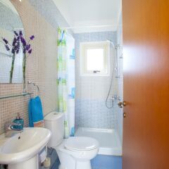 Отель Villa Crystal Sea Кипр, Протарас - отзывы, цены и фото номеров - забронировать отель Villa Crystal Sea онлайн ванная