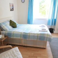 Апартаменты 4 Bedroom Apartment in Kilburn With Private Balcony комната для гостей