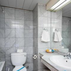 Отель Silver Sands Beach Hotel Кипр, Протарас - 10 отзывов об отеле, цены и фото номеров - забронировать отель Silver Sands Beach Hotel онлайн ванная