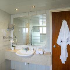 Aquamare Beach Hotel & Spa ванная