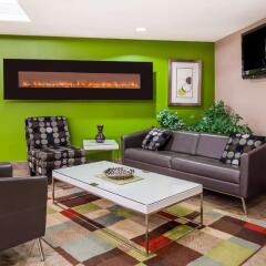 Отель Super 8 by Wyndham Saskatoon Near Saskatoon Airport интерьер отеля