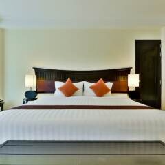 Отель Bhu Nga Thani Resort and Spa сейф в номере