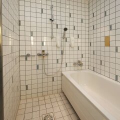 Отель Holiday Inn Helsinki - Vantaa Airport Финляндия, Вантаа - 9 отзывов об отеле, цены и фото номеров - забронировать отель Holiday Inn Helsinki - Vantaa Airport онлайн ванная фото 2