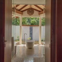 Отель Furaveri Island Resort & Spa Мальдивы, Медупару - отзывы, цены и фото номеров - забронировать отель Furaveri Island Resort & Spa онлайн ванная фото 2