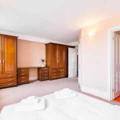 Отель 5 Bedroom House in Clerkenwell Лондон комната для гостей