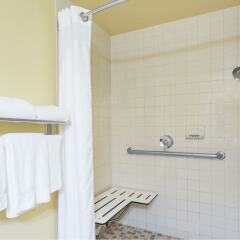 Отель Holiday Inn Express & Suites Sarasota East ванная