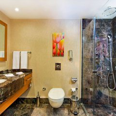 Hilton Bodrum Turkbuku Resort & Spa Турция, Алтинкум - 1 отзыв об отеле, цены и фото номеров - забронировать отель Hilton Bodrum Turkbuku Resort & Spa онлайн ванная