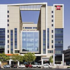 Отель ibis Al Rigga парковка