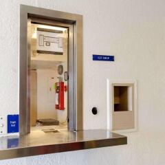 Отель Rodeway Inn сейф в номере