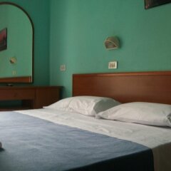 Отель Blue Moon Римини сейф в номере